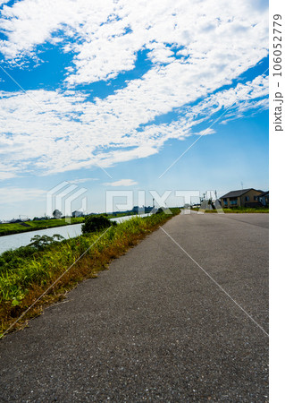 夏の青空と梯川の堤防｜堤防イメージ｜堤防道路イメージ｜土手イメージ｜石川県小松市 106052779
