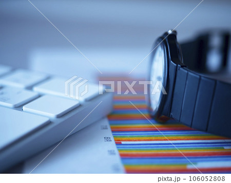 テーブルに置かれたグラフ、キーボードと時計 テーブルに置かれたグラフ、キーボードと時計 106052808