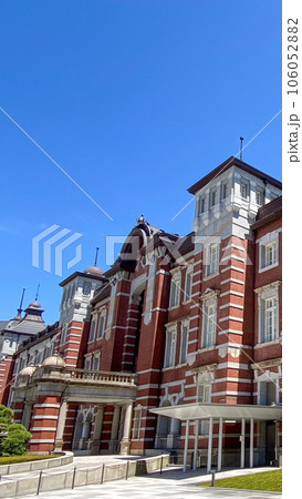 青空に映える駅駅舎 106052882