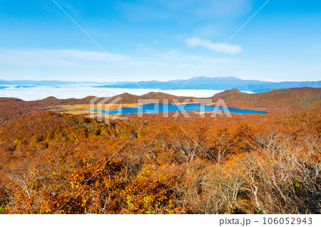 猫魔ヶ岳から雄国沼・会津盆地の雲海・飯豊山の眺め（秋） 106052943