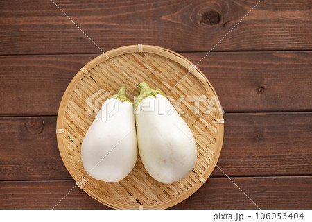 果皮がやや硬いが、果肉が軟らかな白茄子 106053404