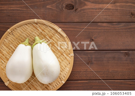 果皮がやや硬いが、果肉が軟らかな白茄子 106053405