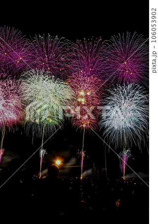 夜空に広がる花火 106053902