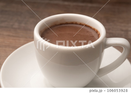 ココア   注ぐ 106053928