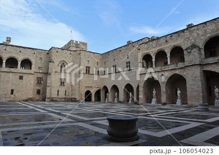 ロドス島、騎士団長の宮殿、中庭と石像 106054023