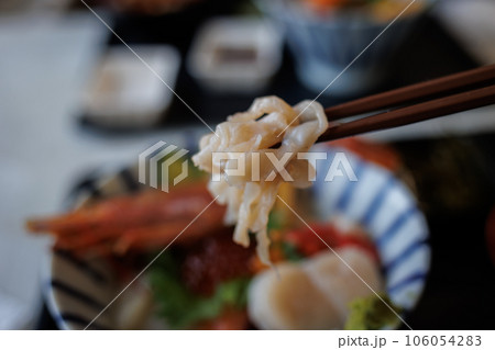 常夜灯市場の海鮮丼のほたてのヒモ(青森県野辺地町) 常夜灯市場の海鮮丼のほたてのヒモ(青森県野辺地町) 106054283