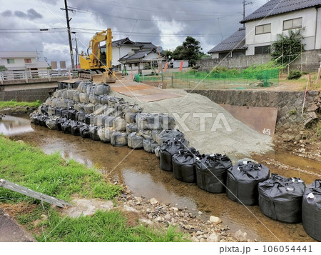 水害で崩れた河川の法面修復工事 106054441