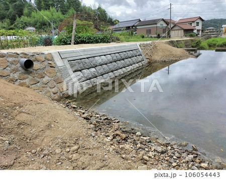 水害で崩れた河川の法面修復工事 水害で崩れた河川の法面修復工事 106054443