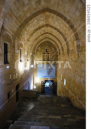 ロドス島、騎士団長の宮殿、大理石の大階段（下り） 106054525