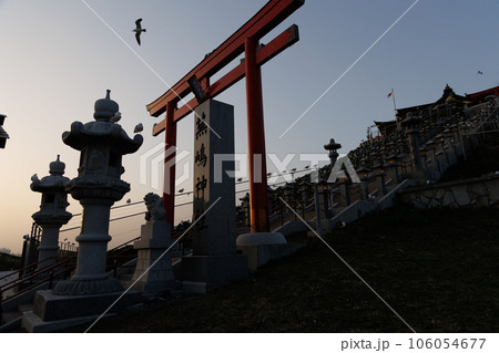 夕方の 蕪島神社の鳥居(青森県八戸市) 夕方の 蕪島神社の鳥居(青森県八戸市) 106054677