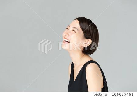 横向きでリラックスする女性 横向きでリラックスする女性 106055461