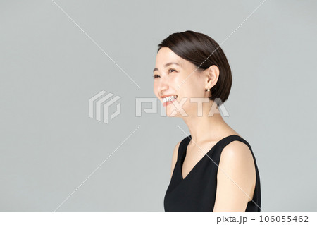 横向きでリラックスする女性 106055462