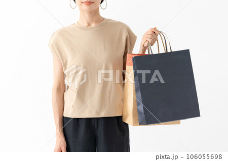 買い物をする女性 買い物をする女性 106055698