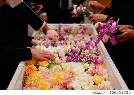 お花を手向ける親族 106055789