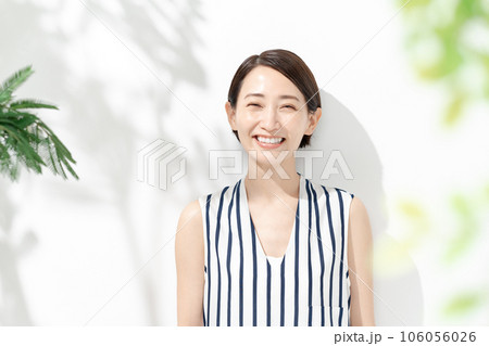 笑顔の若い女性　ポートレート 106056026