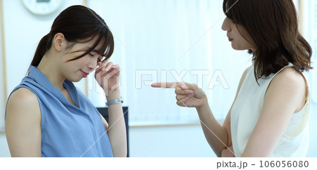 先輩女子社員が後輩女子社員に説教するイメージ 先輩女子社員が後輩女子社員に説教するイメージ 106056080