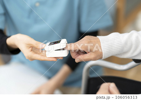 パルスオキシメーターで血中酸素濃度を計る　ボディパーツ　パーツカット 106056313