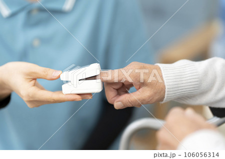 パルスオキシメーターで血中酸素濃度を計る　ボディパーツ　パーツカット 106056314