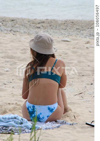 ビーチでセクシーなビキニ女性 夏風景 沖縄 ビーチでセクシーなビキニ女性 夏風景 沖縄 106056497