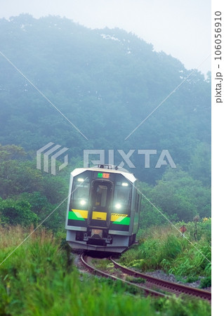 濃霧の中を走るH100・電気式ディーゼル機関車 濃霧の中を走るH100・電気式ディーゼル機関車 106056910