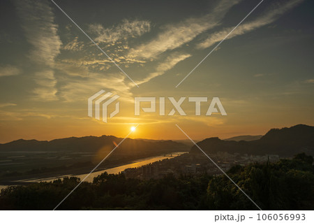 日本の岡山県笠岡市の美しい夕焼け 日本の岡山県笠岡市の美しい夕焼け 106056993