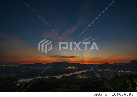 日本の岡山県笠岡市の美しい夕焼け 日本の岡山県笠岡市の美しい夕焼け 106056996