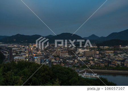 日本の岡山県笠岡市の美しい夜景 日本の岡山県笠岡市の美しい夜景 106057107