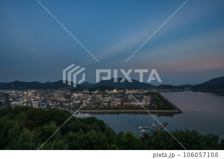 日本の岡山県笠岡市の美しい夜景 106057108