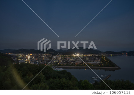 日本の岡山県笠岡市の美しい夜景 106057112