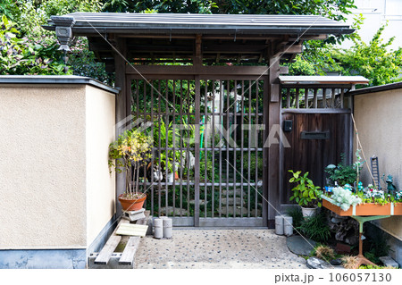 古風な格子戸の門扉 106057130