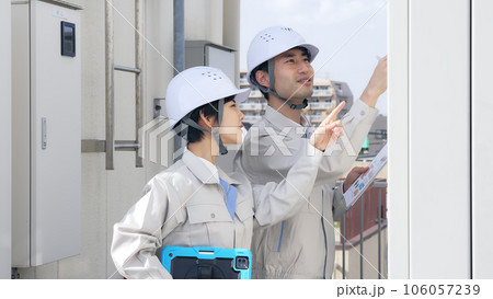 設備点検をするエンジニア 106057239