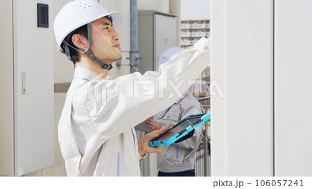 設備点検をするエンジニア 設備点検をするエンジニア 106057241