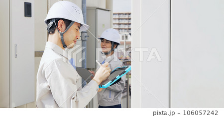 設備点検をするエンジニア 106057242