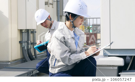 検査機器を使って設備点検をするエンジニア 106057247