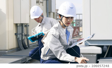 検査機器を使って設備点検をするエンジニア 106057248