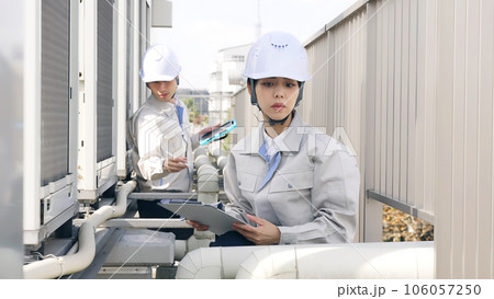 配管を点検するエンジニア 配管を点検するエンジニア 106057250