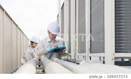配管を点検するエンジニア 106057253