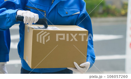 荷物を届けるデリバリースタッフ　セールスドライバー 106057260