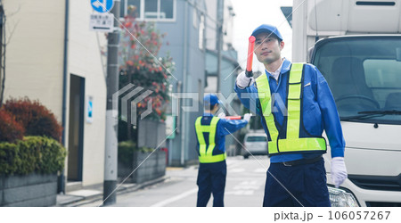 交通誘導する警備員 106057267