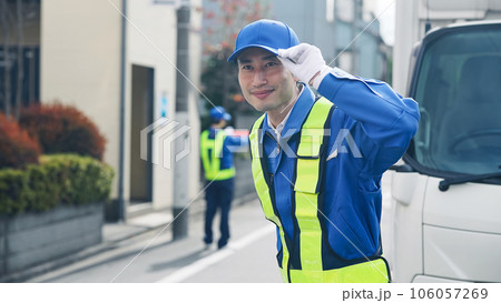 交通誘導する警備員 106057269