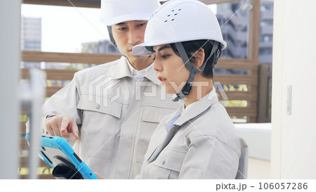 設備点検をするエンジニア 設備点検をするエンジニア 106057286