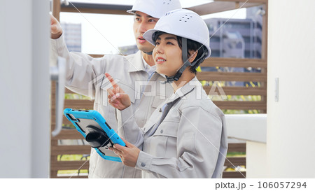 設備点検をするエンジニア 106057294