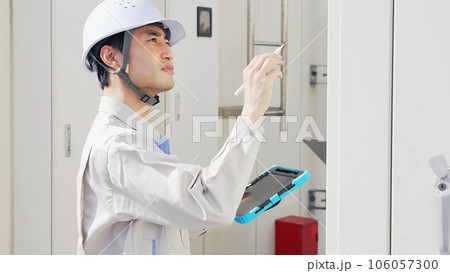 設備点検をするエンジニア 設備点検をするエンジニア 106057300