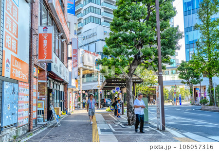東京都江戸川区の都市風景　小岩駅　小岩フラワーロード商店街 106057316