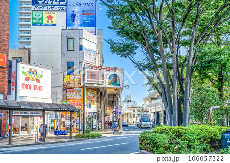 東京都江戸川区の都市風景　小岩駅　小岩フラワーロード商店街 106057322