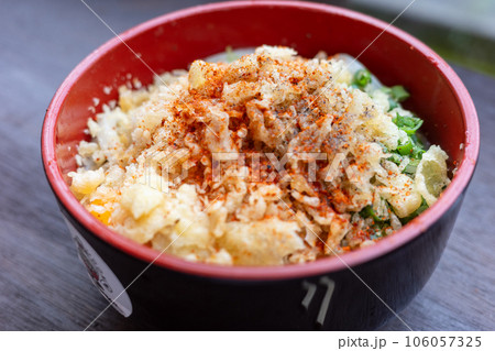 日本の岡山県倉敷市のとても美味しい釜玉うどん 106057325