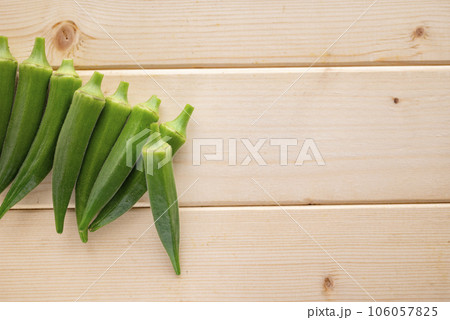 新鮮なオクラ 106057825