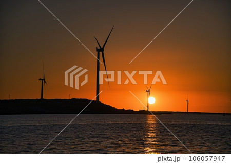 風力発電　夕陽　海 106057947