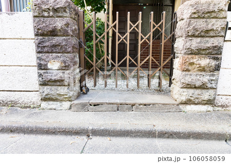 門扉コンクリートの剝れ 106058059