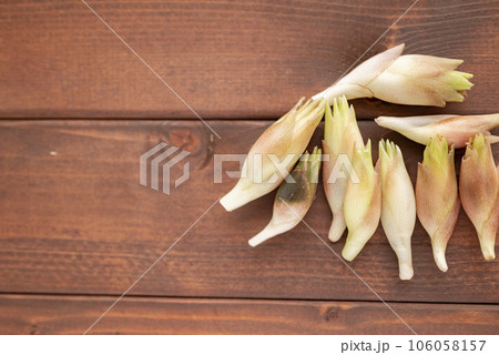 木製のテーブルの上に置かれたミョウガ 106058157